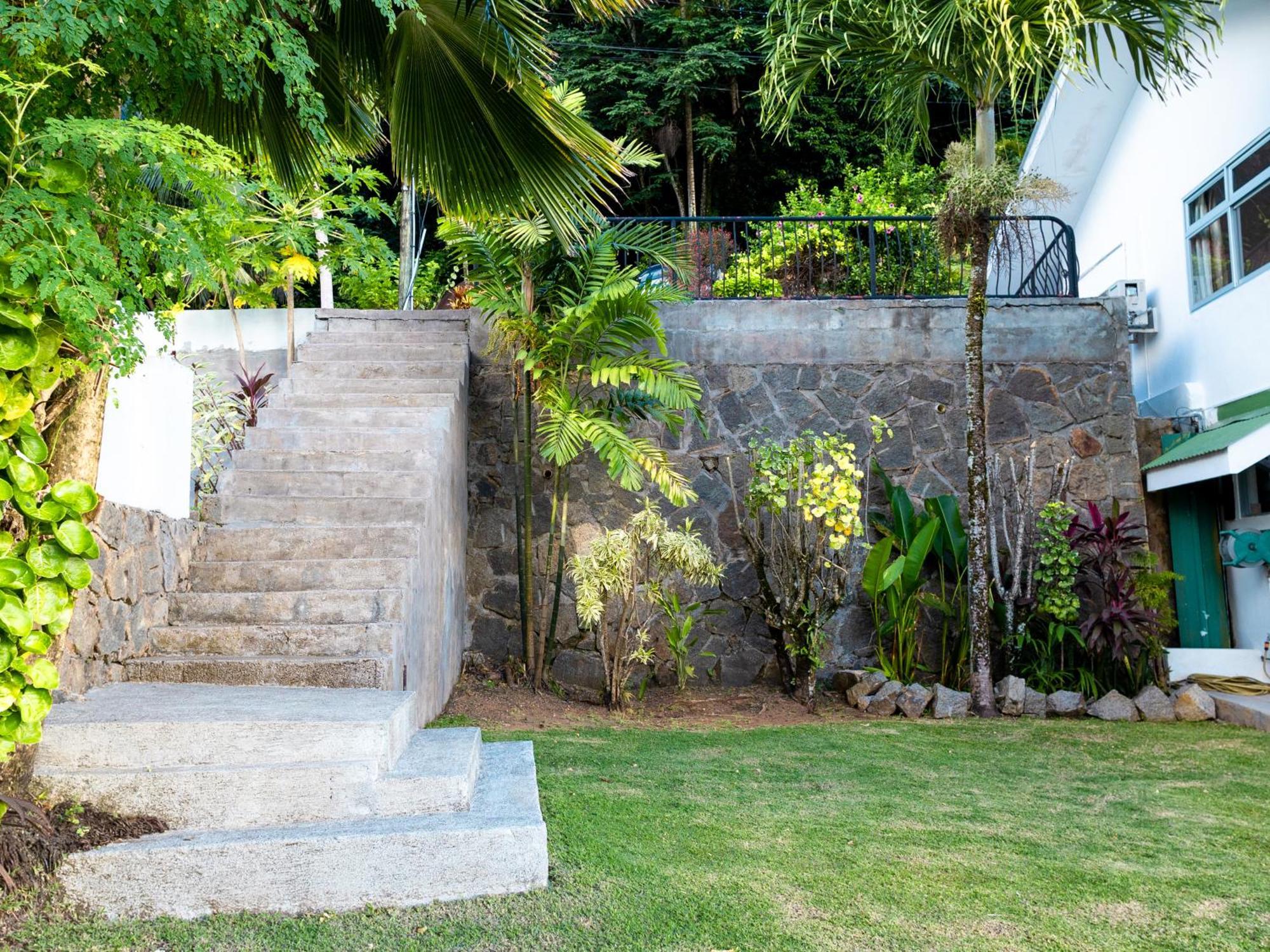 Bottle Palm Villa วิกตอเรีย ภายนอก รูปภาพ