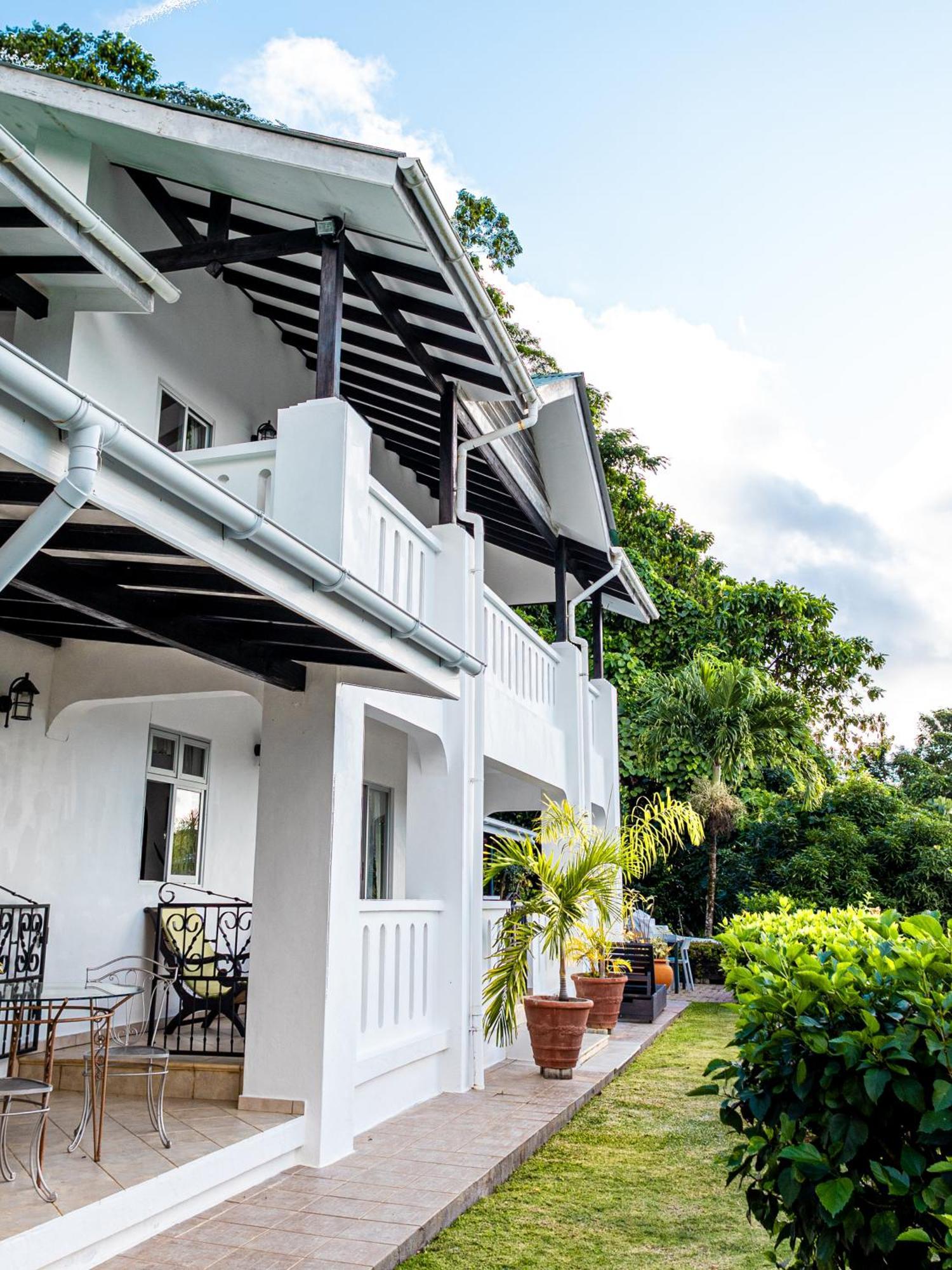 Bottle Palm Villa วิกตอเรีย ภายนอก รูปภาพ