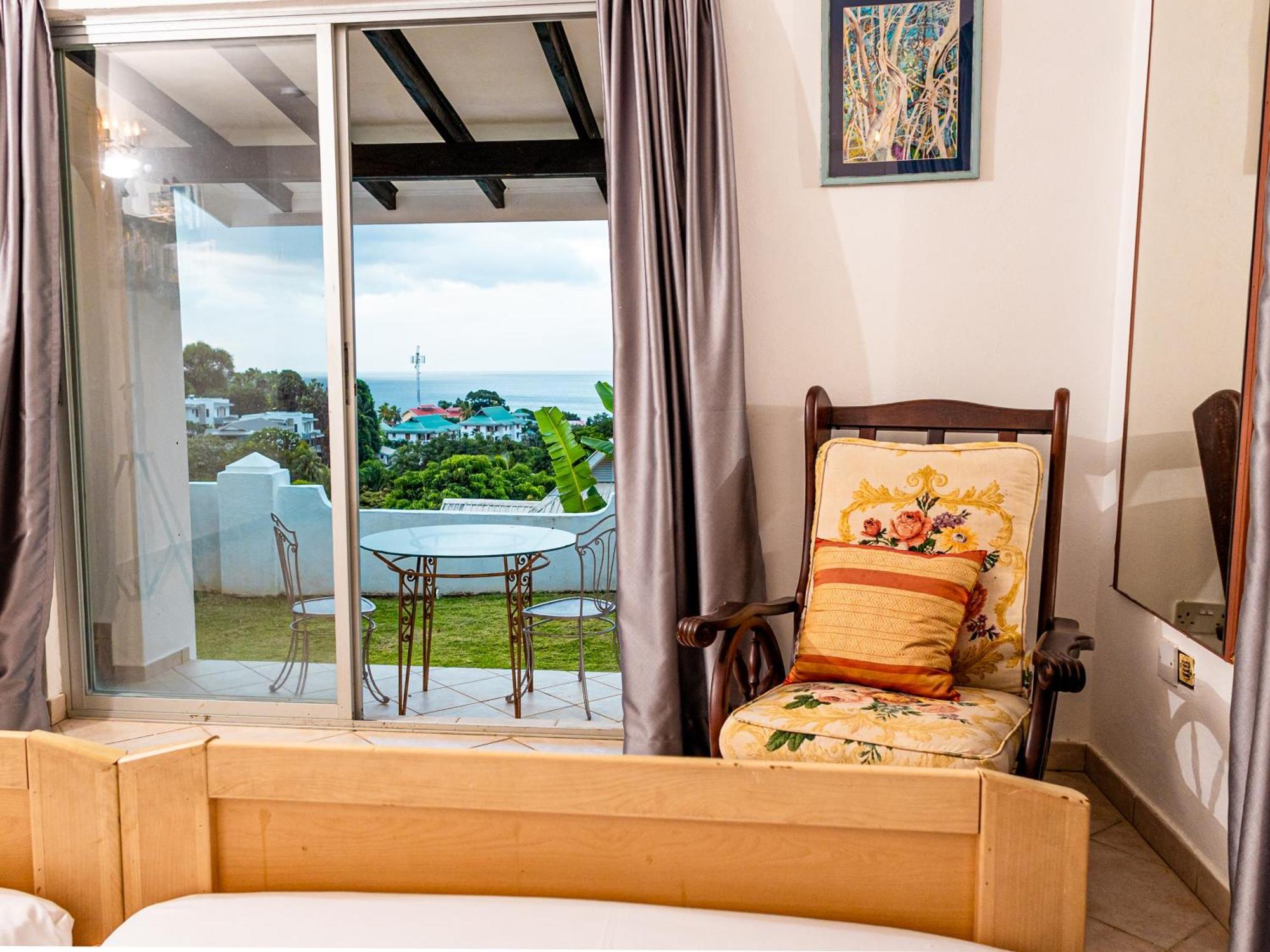 Bottle Palm Villa วิกตอเรีย ภายนอก รูปภาพ