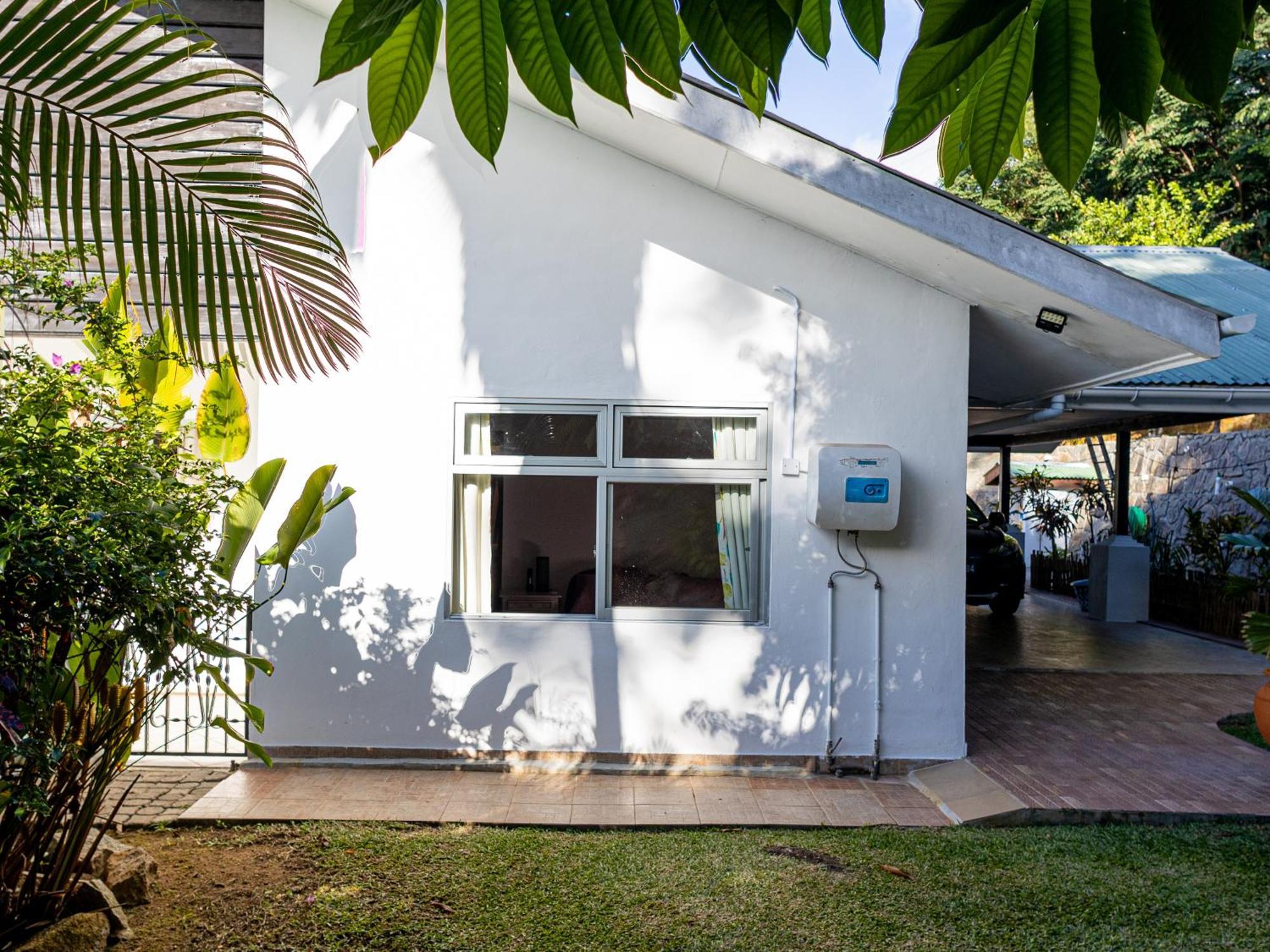 Bottle Palm Villa วิกตอเรีย ภายนอก รูปภาพ