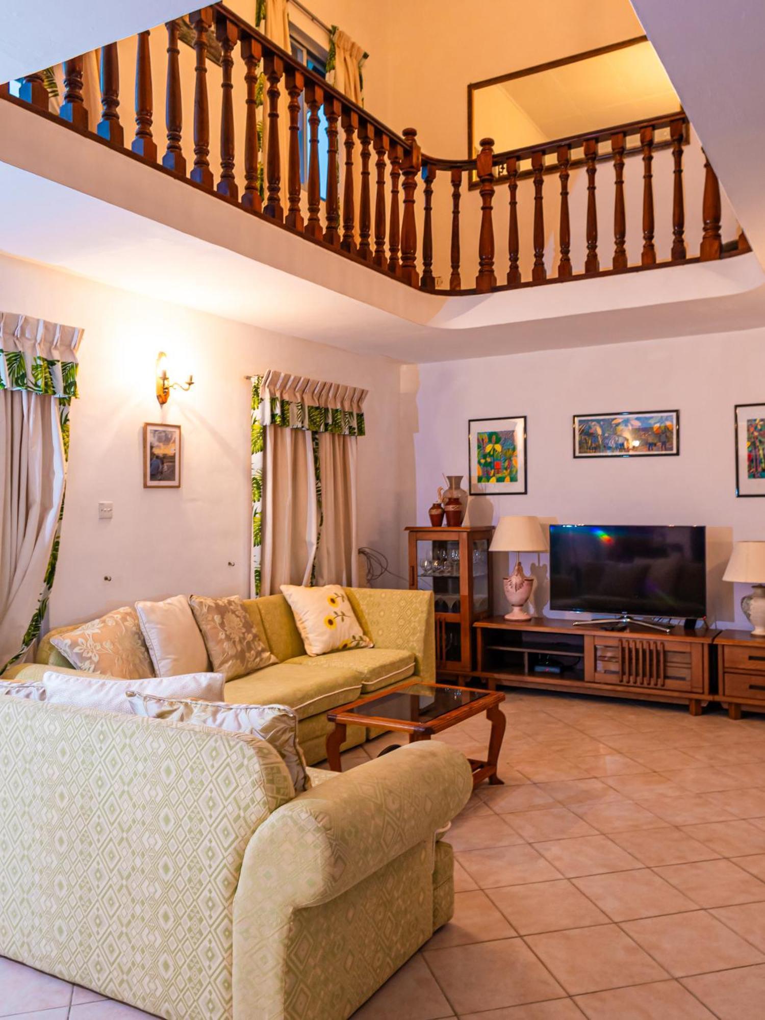 Bottle Palm Villa วิกตอเรีย ภายนอก รูปภาพ